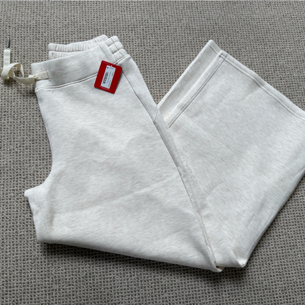 NWT Spanx Air Essentials Cropped. Size small